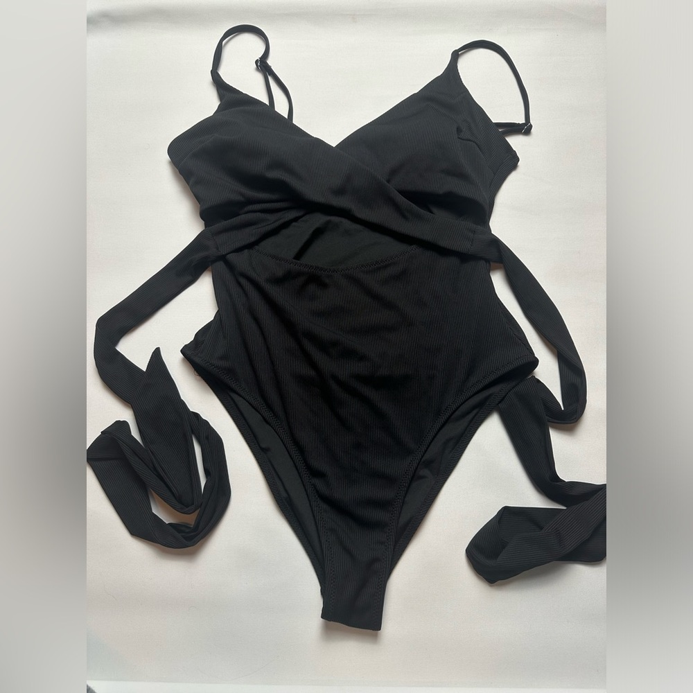 NWT Cupshe black criss cross strap swim suit. Size XL